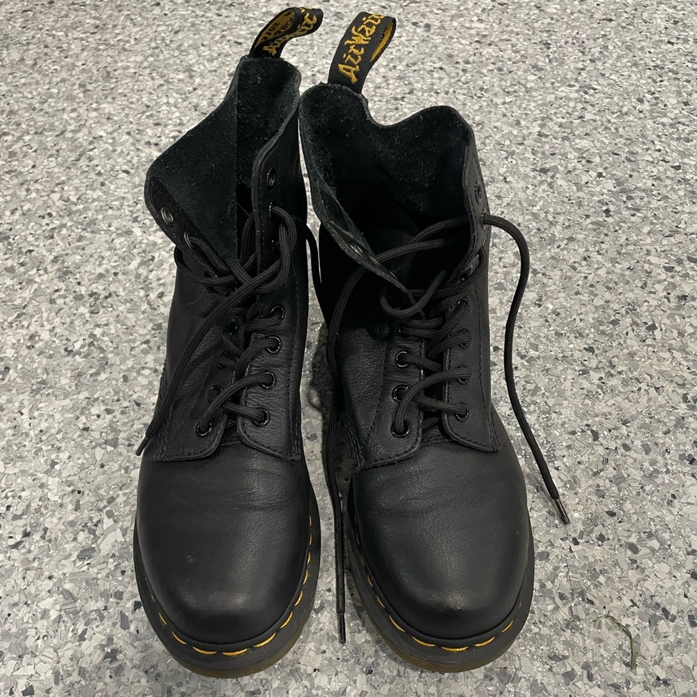 Black dr martens. Size 8. Like new. No damages.